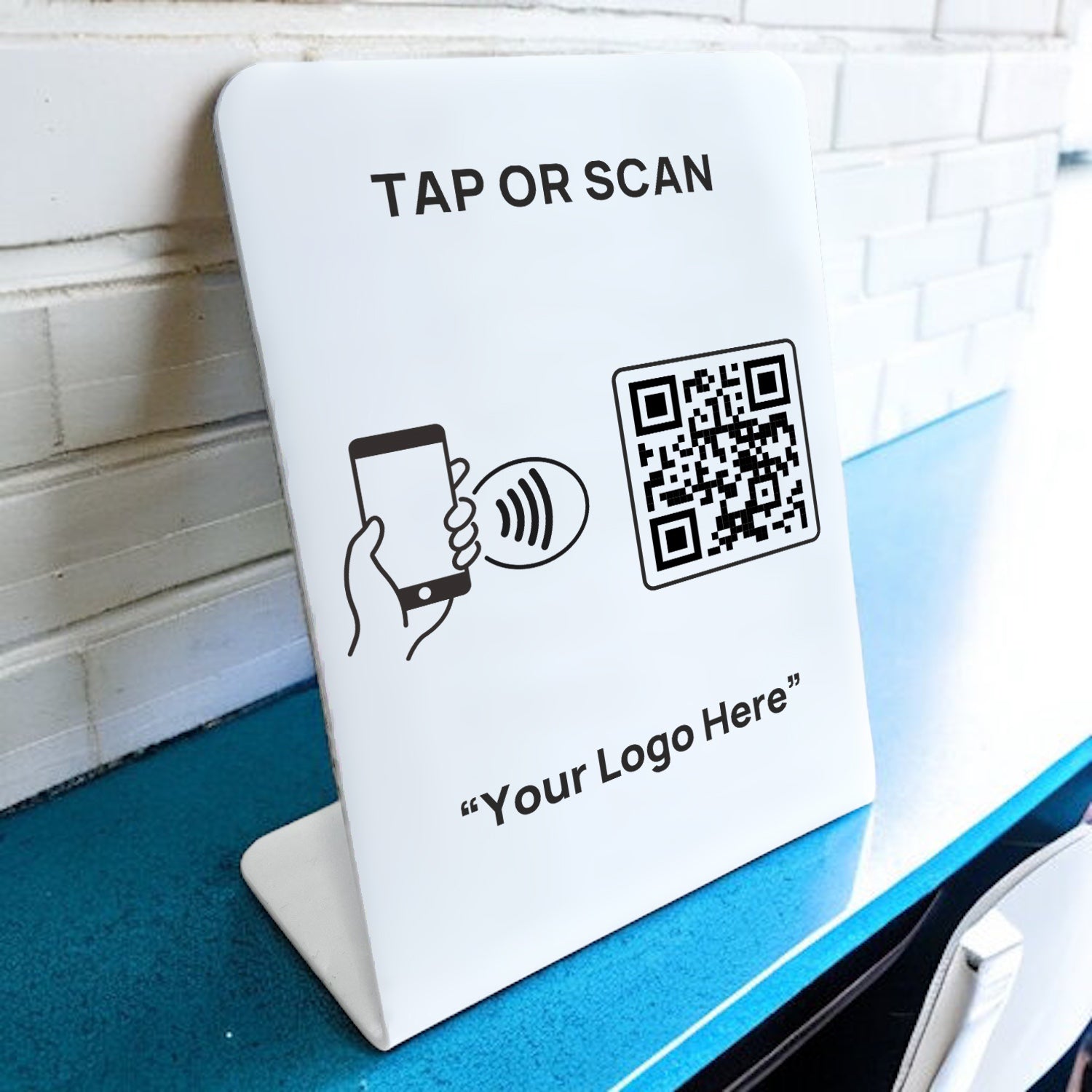 Smart-Tap, Google Review Table Talker με NFC/QR Code L-Shape White με το λογότυπό σας. Μεγάλο με μαύρη εκτύπωση