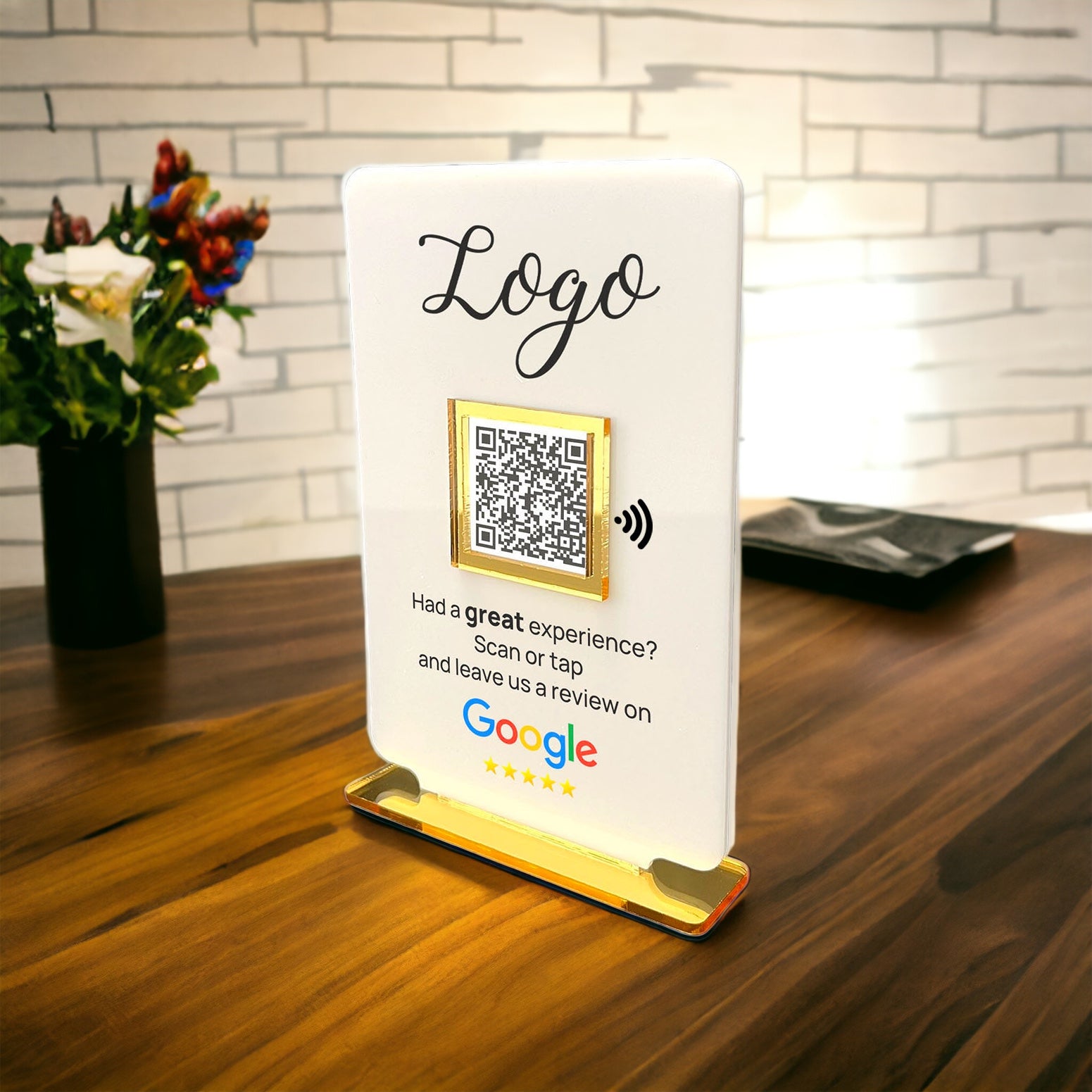 Smart-Tap, Google Review Table Talker με NFC/QR Code, T-Shape Small με το λογότυπό σας. Άσπρο με χρυσά διακοσμητικά