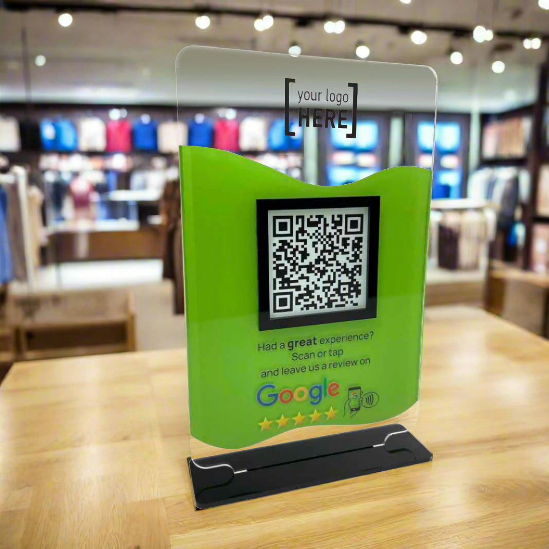 Smart-Tap, Google Review Table Talker με NFC/QR Code, T-Shape διάφανο με χρωματιστό αυτοκόλλητο και το λογότυπό σας. Πράσινο αυτοκόλλητο με μαύρα διακοσμητικά.