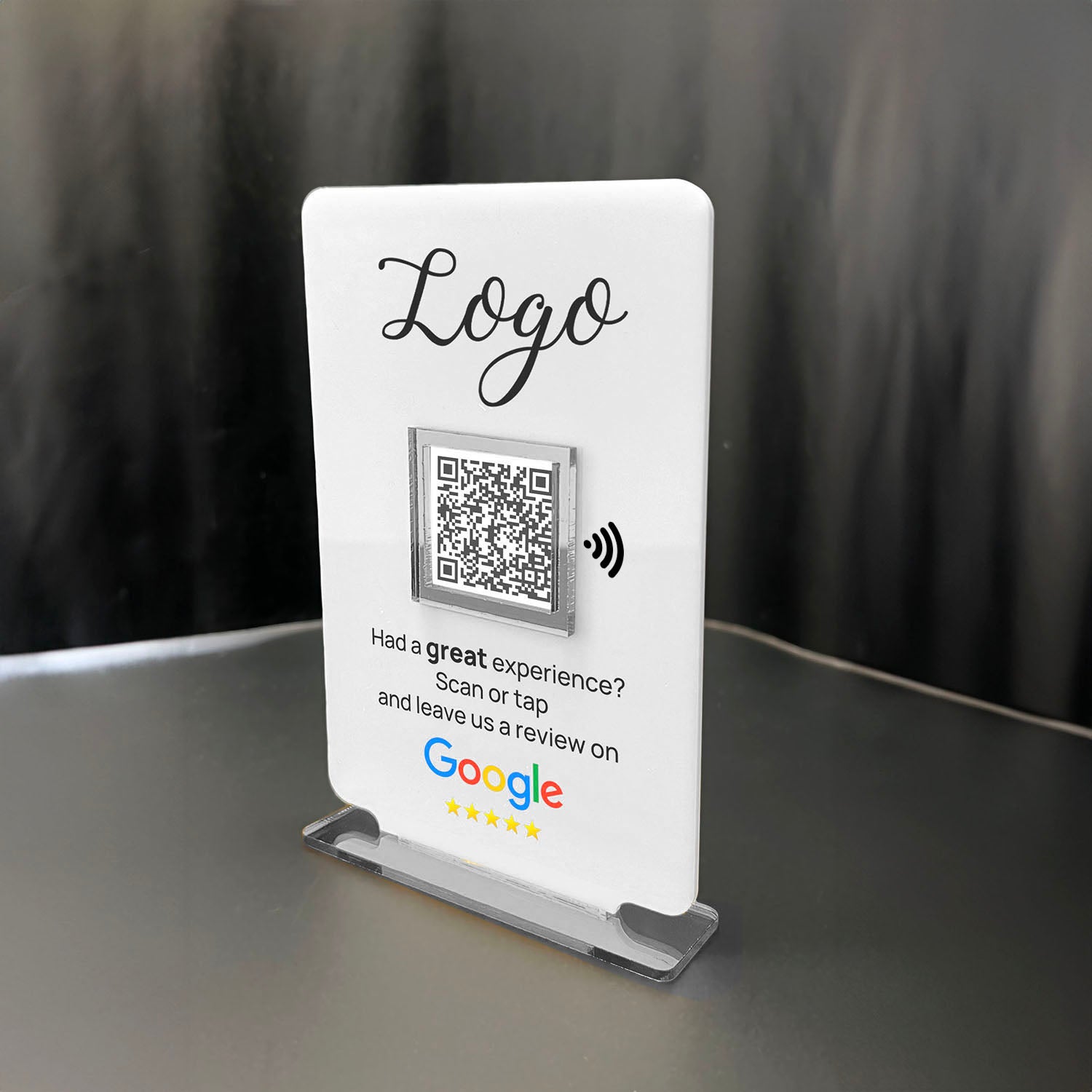 Smart-Tap, Google Review Table Talker με NFC/QR Code, T-Shape Small με το λογότυπό σας. Άσπρο με ασημένια διακοσμητικά