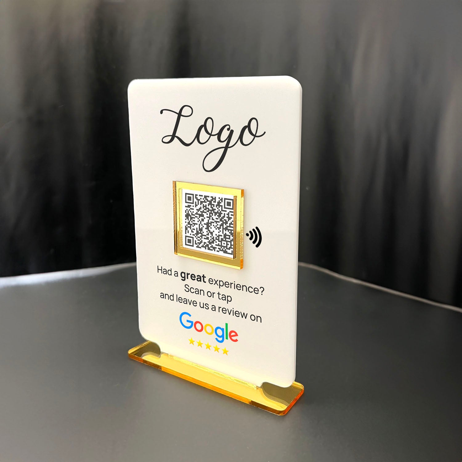 Smart-Tap, Google Review Table Talker με NFC/QR Code, T-Shape Small με το λογότυπό σας. Άσπρο με χρυσά διακοσμητικά