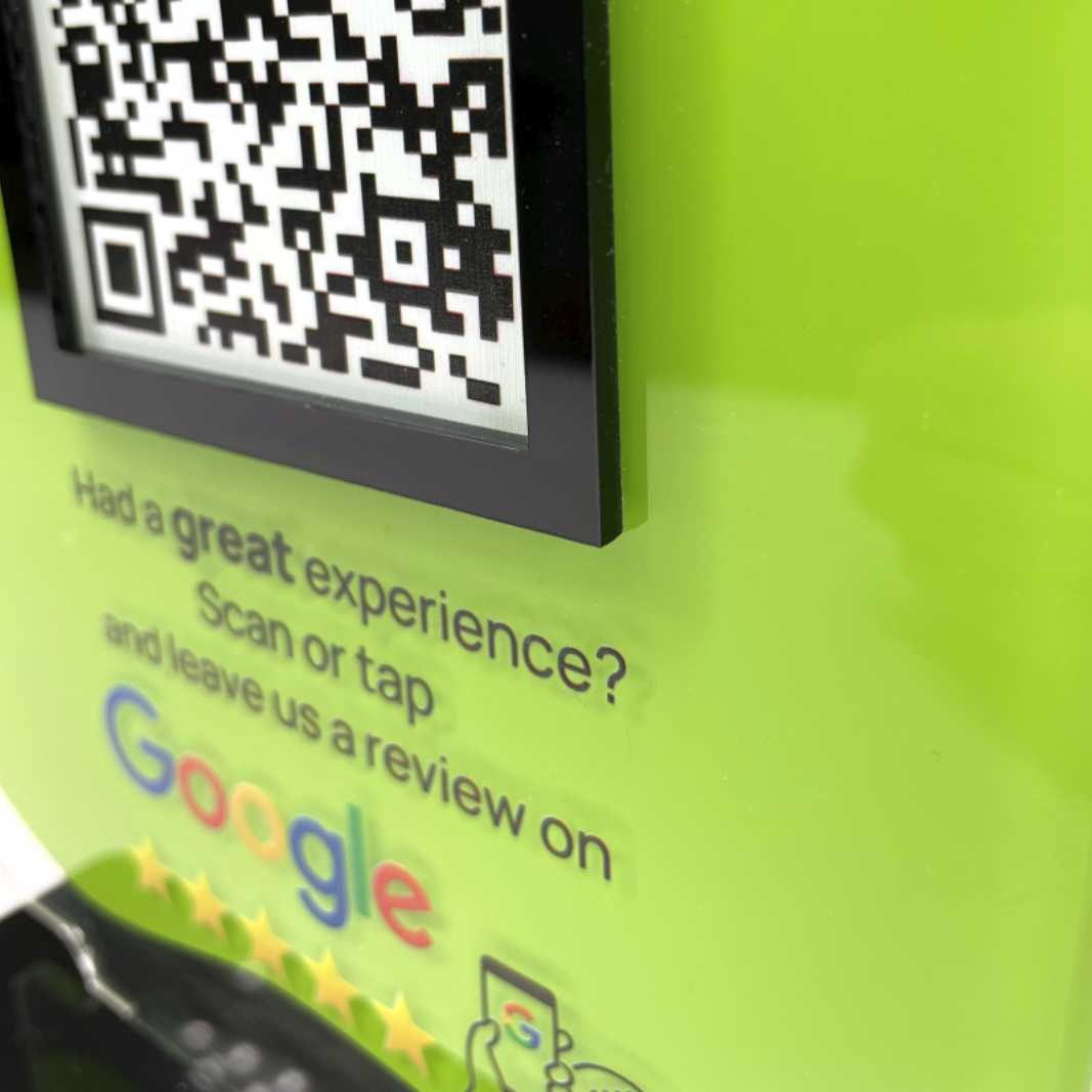 Smart-Tap, Google Review Table Talker με NFC/QR Code, T-Shape διάφανο με χρωματιστό αυτοκόλλητο και το λογότυπό σας. Πράσινο αυτοκόλλητο με μαύρα διακοσμητικά.
