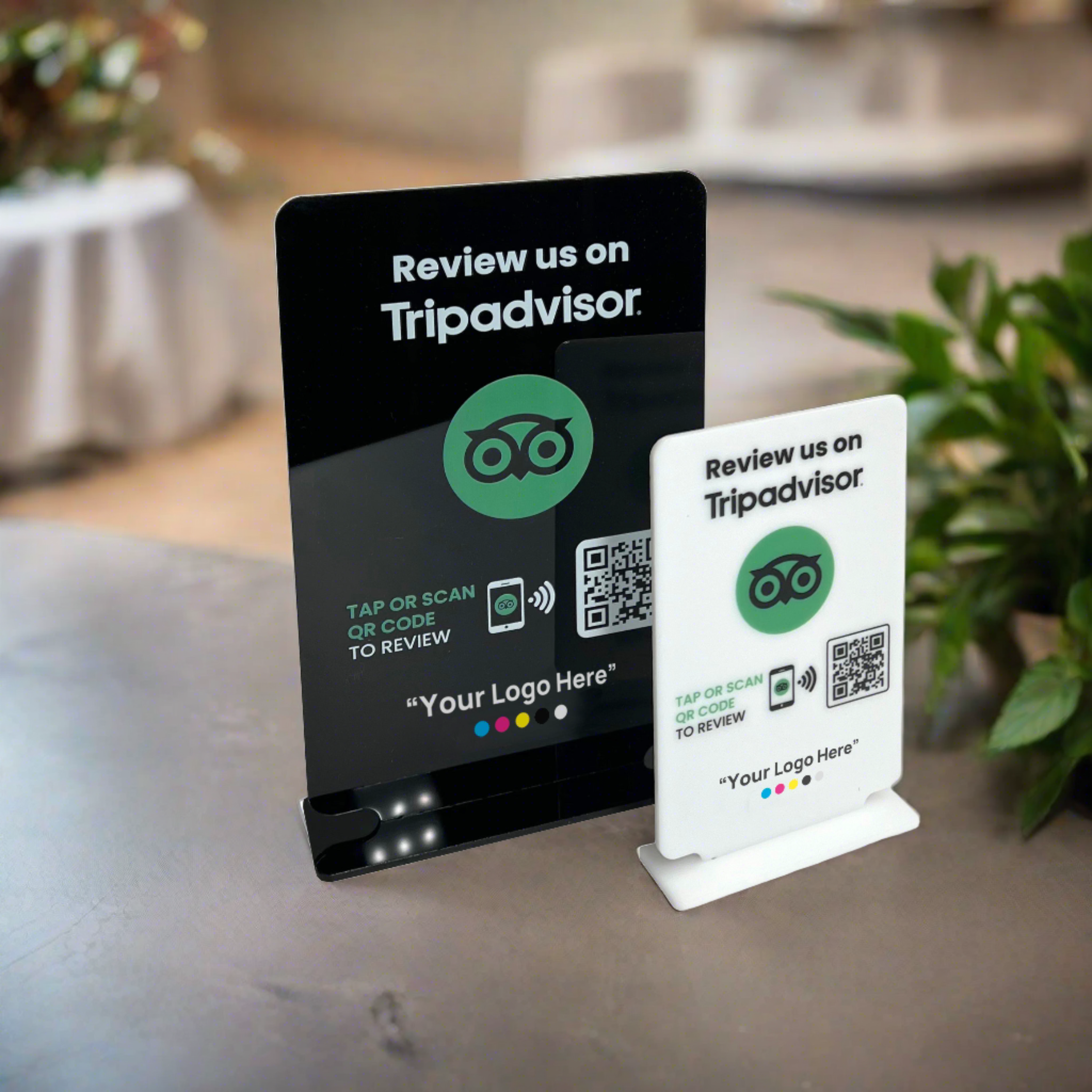 Smart-Tap, Google Review Table Talker με NFC/QR Code, T-Shape με το λογότυπο σας. Μικρό σε άσπρο χρώμα και μεγάλο σε μαύρο χρώμα.