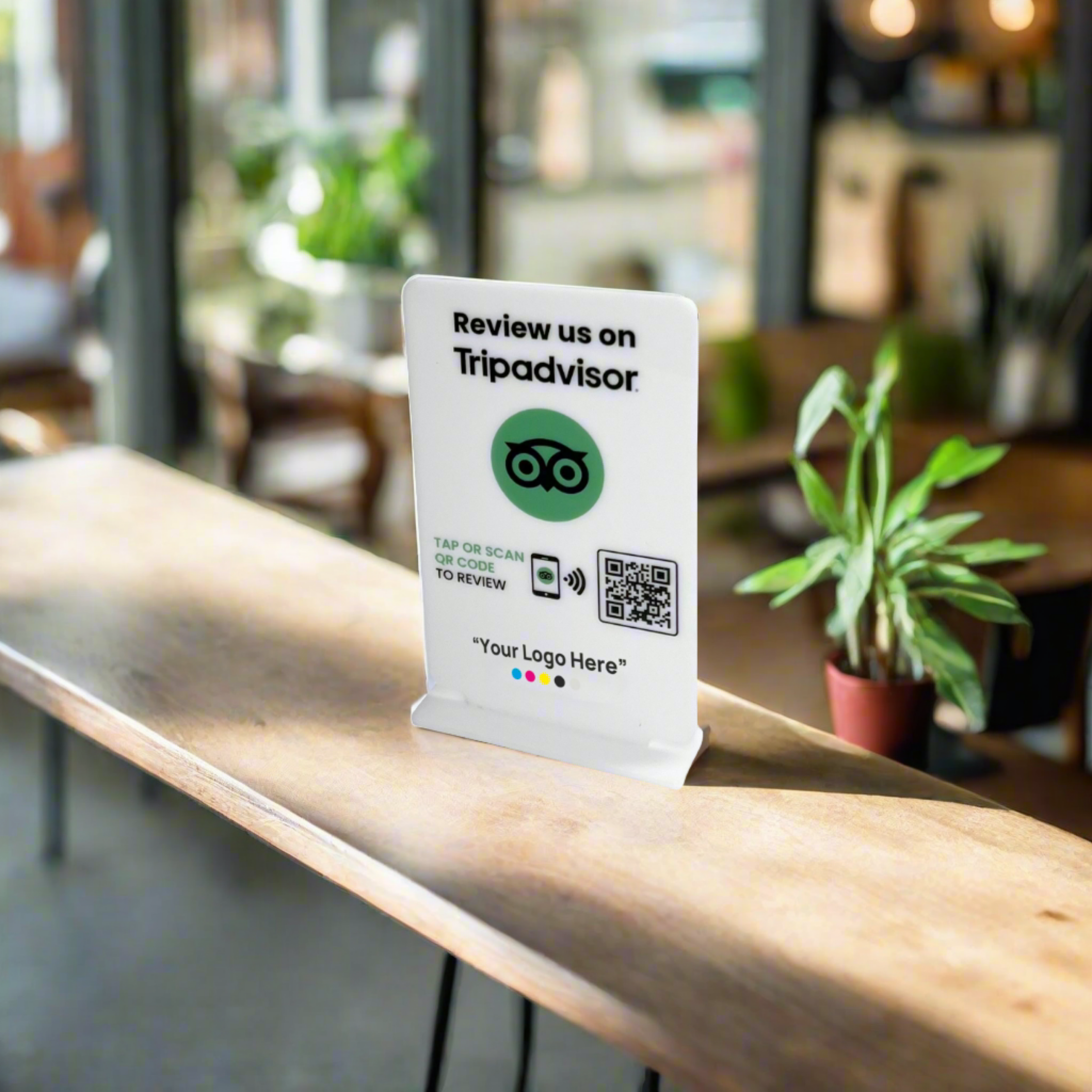 Smart-Tap, Google Review Table Talker με NFC/QR Code, T-Shape με το λογότυπο σας. Μικρό σε άσπρο χρώμα.