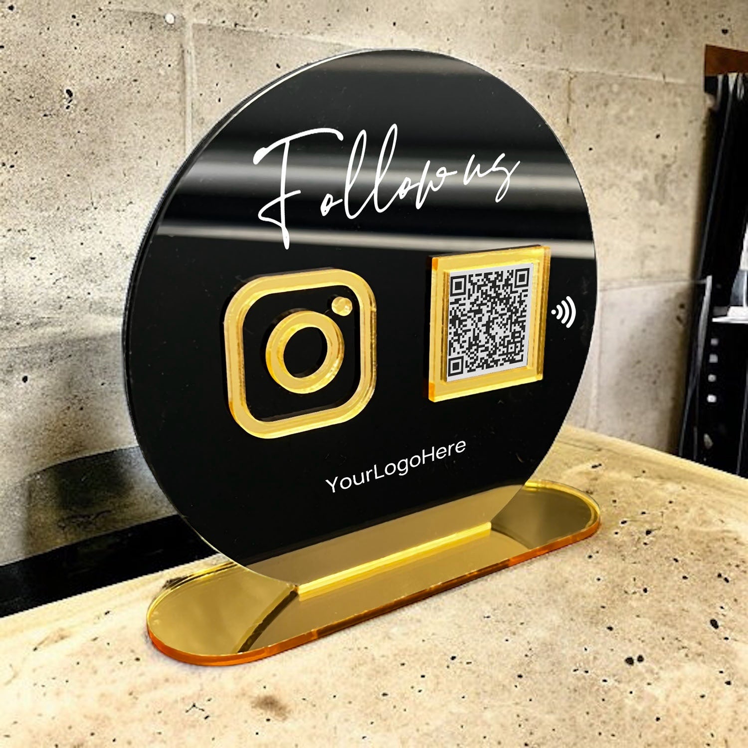 Smart-Tap, Google Review Table Talker με NFC/QR Code, O-Shape με το λογότυπό σας. Μαύρη πλάτη με χρυσά διακοσμητικά